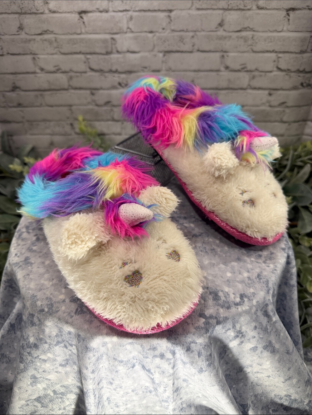 DEARFOAMS - White Fuzzy Plush 3D Unicorn Slippers - Girls 2-3 🦄 EUC